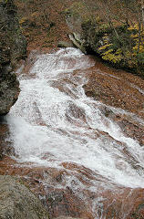 ������O�̗���@�~�ɂ͑Ί݂̂������炵�݂ł鐅�������ĕX�e�ƂȂ�