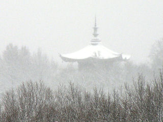 ��ɂ��ނ镽�a���i�싞����̐��ω��������u����Ă���j